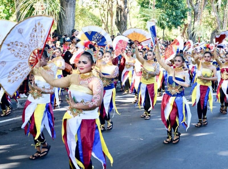 Detail Gambar Tarian Daerah Yang Menggunakan Properti Nomer 17