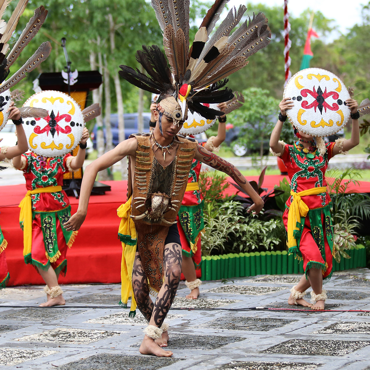 Detail Gambar Tarian Kalimantan Tengah Nomer 20