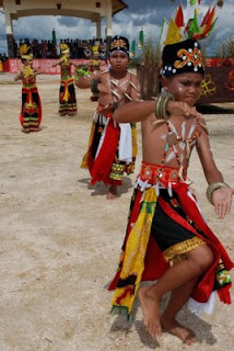 Detail Gambar Tarian Kalimantan Tengah Nomer 35