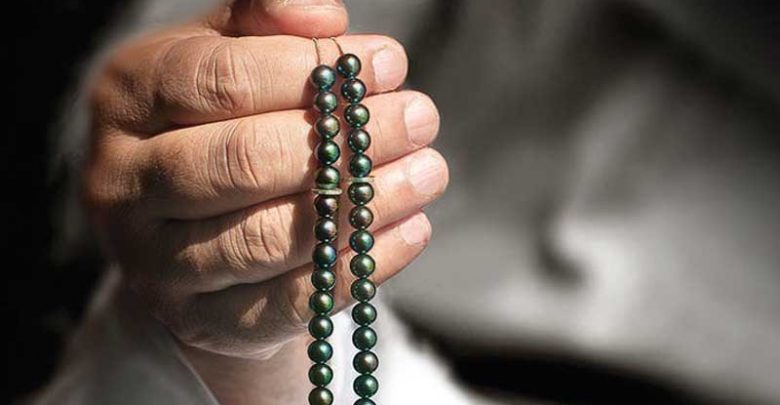 Detail Gambar Tasbih Di Tangan Nomer 12