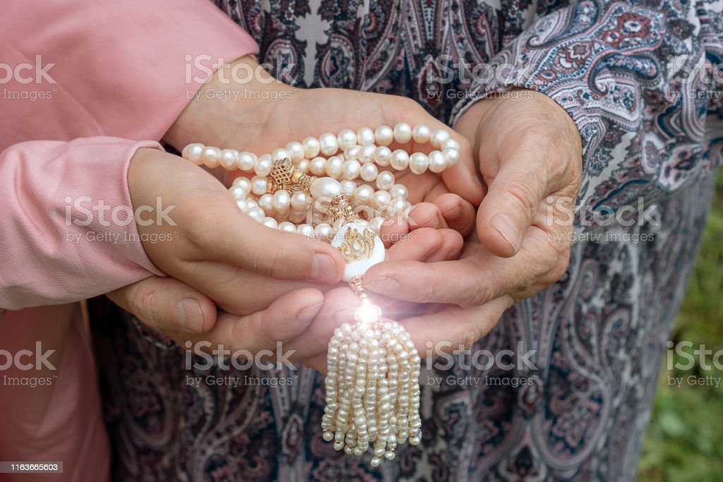 Detail Gambar Tasbih Di Tangan Nomer 24