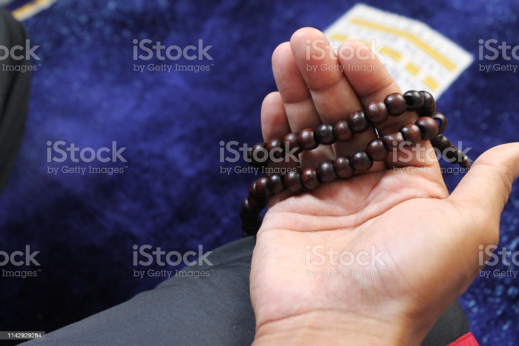 Detail Gambar Tasbih Di Tangan Nomer 50