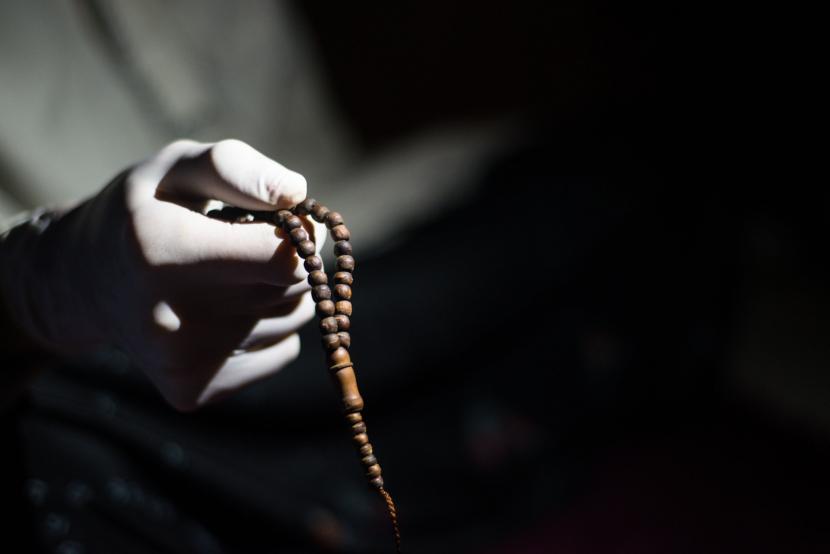 Detail Gambar Tasbih Di Tangan Nomer 8