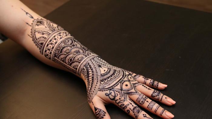 Detail Gambar Tato Henna Di Tangan Nomer 14