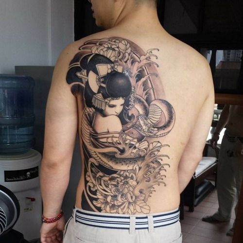 Detail Gambar Tato Keren Di Punggung Nomer 24