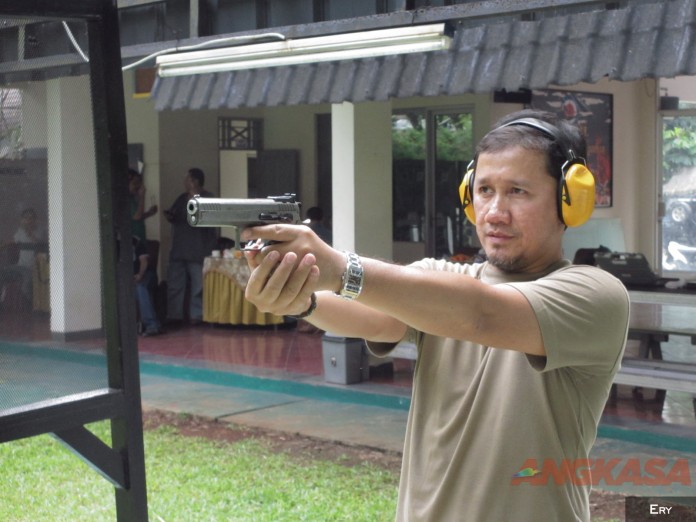 Detail Gambar Teknik Menembak Pistol Nomer 46