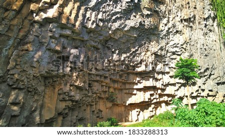 Detail Gambar Tembok Tebing Batu Kartun Nomer 37