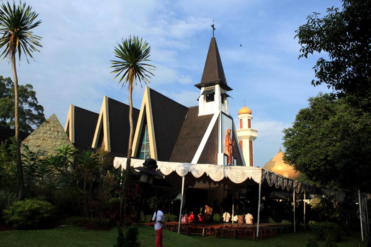 Detail Gambar Tempat Ibadah Yang Ada Di Tmii Nomer 11