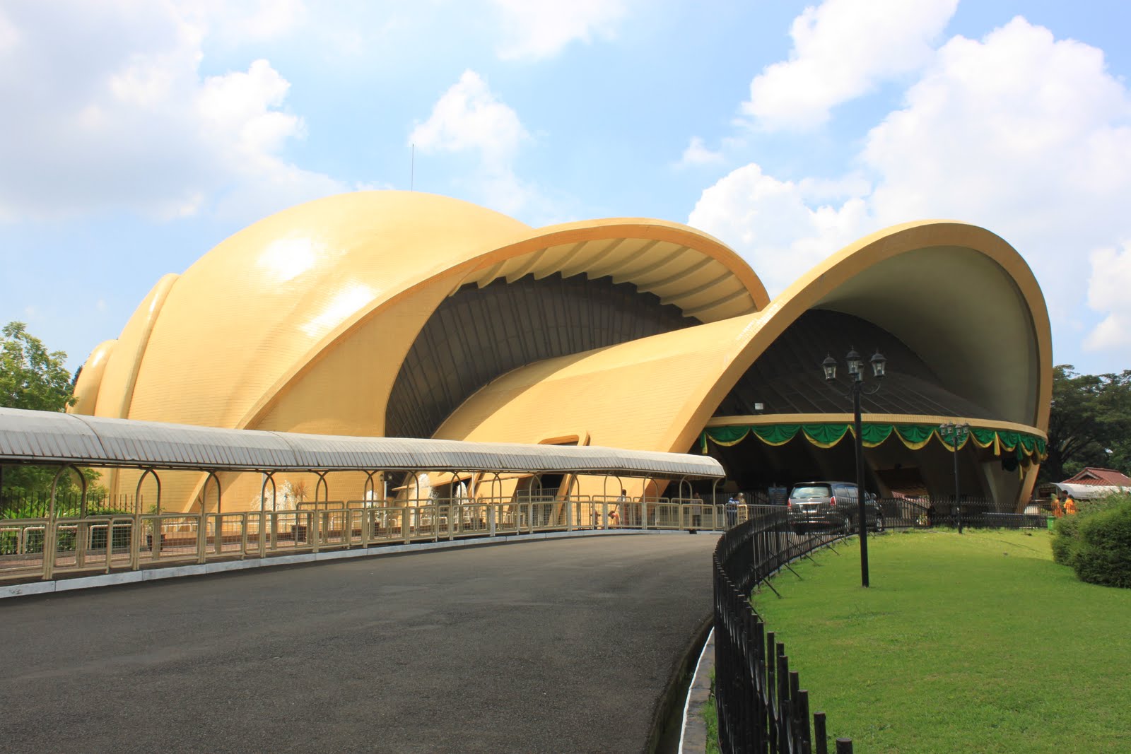 Detail Gambar Tempat Ibadah Yang Ada Di Tmii Nomer 25