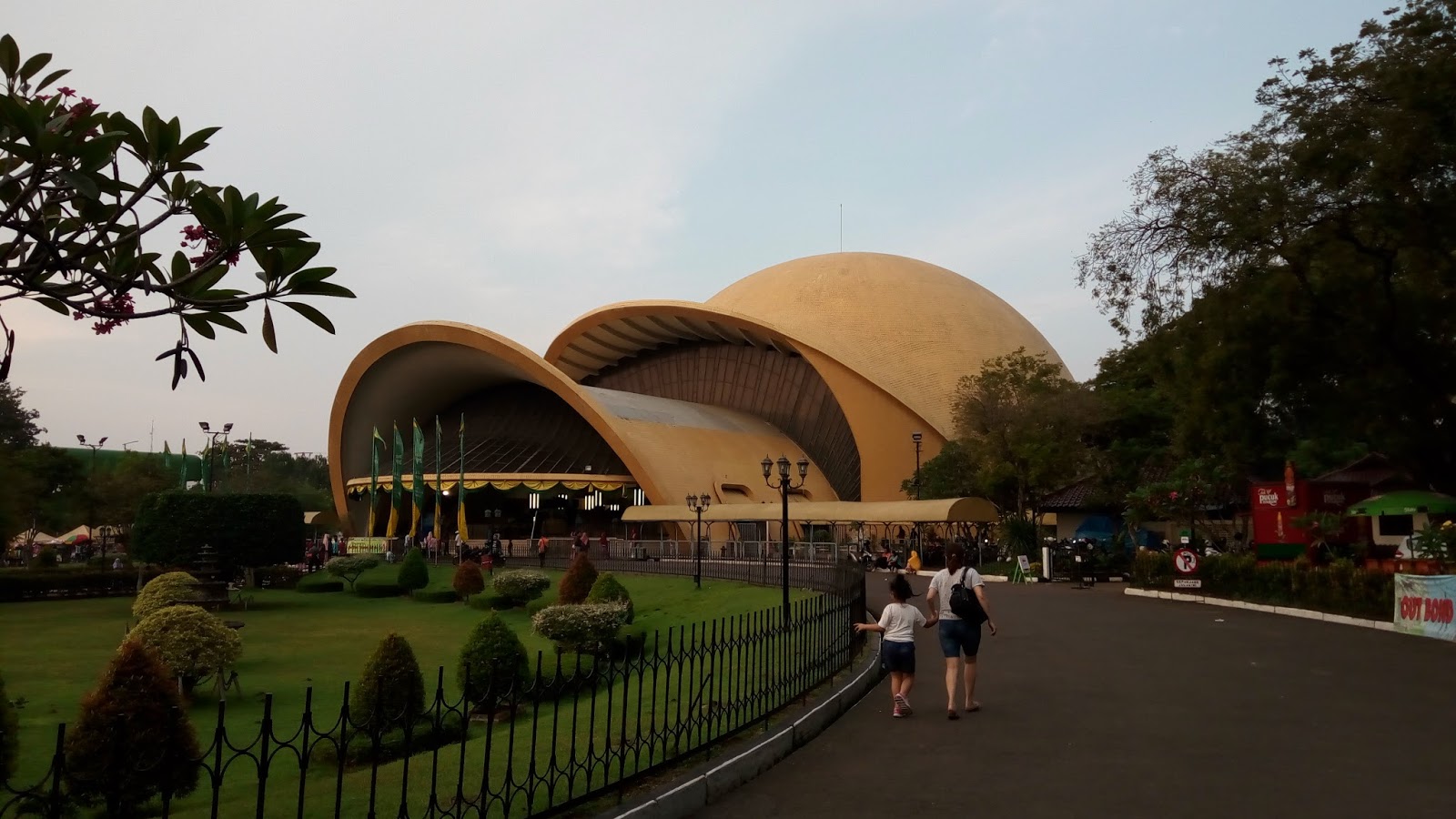 Detail Gambar Tempat Ibadah Yang Ada Di Tmii Nomer 28