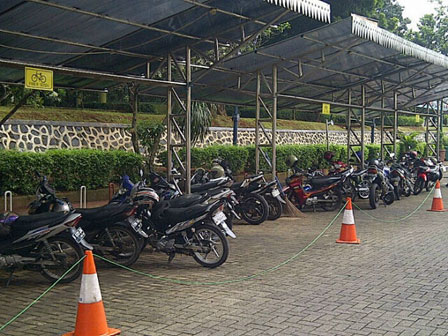 Gambar Tempat Parkir Sepeda Motor - KibrisPDR