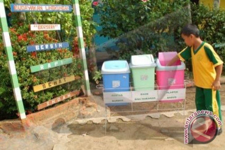 Detail Gambar Tempat Sampah Di Sekolah Nomer 28