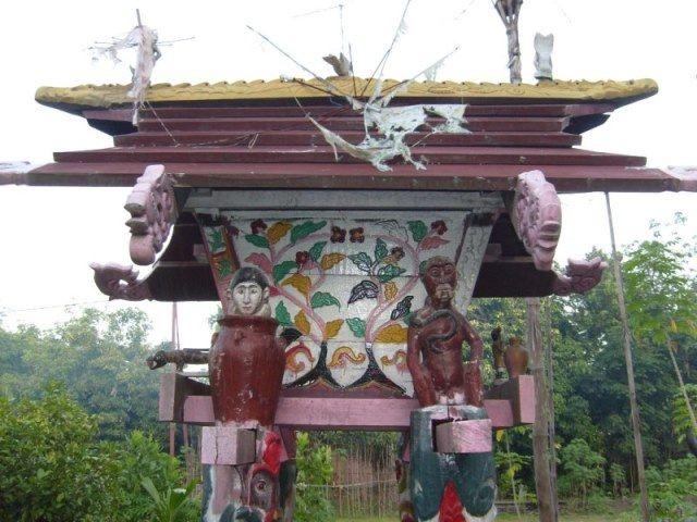 Detail Gambar Tempat Suci Hindu Etnis Dayak Nomer 7