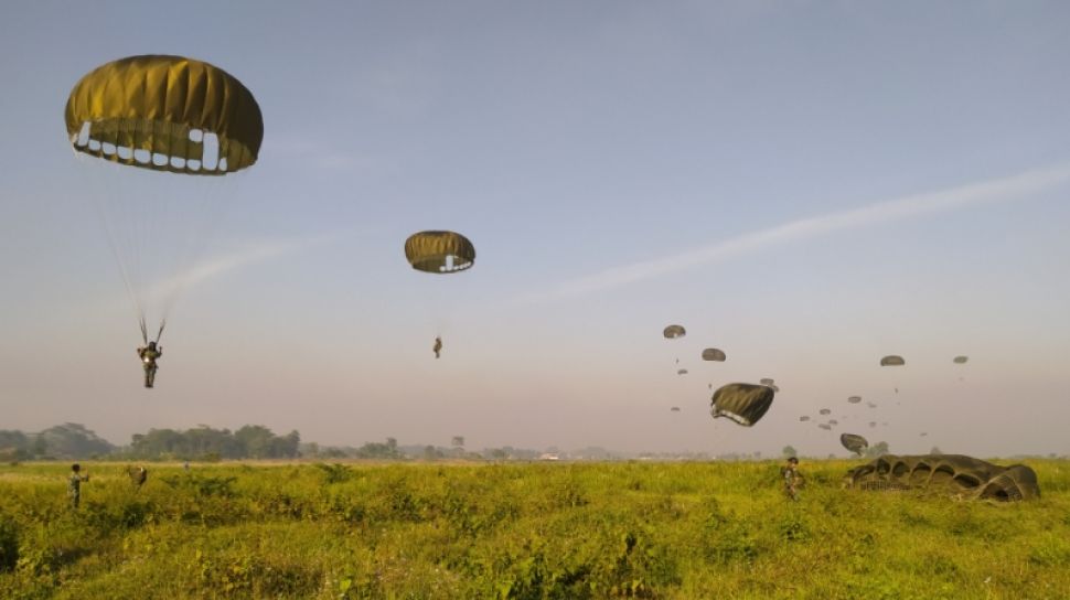 Detail Gambar Terjun Payung Militer Nomer 15