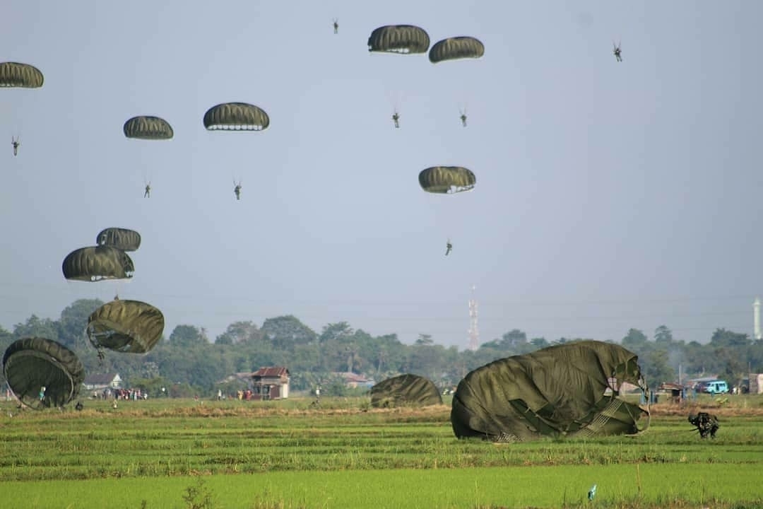 Detail Gambar Terjun Payung Militer Nomer 26