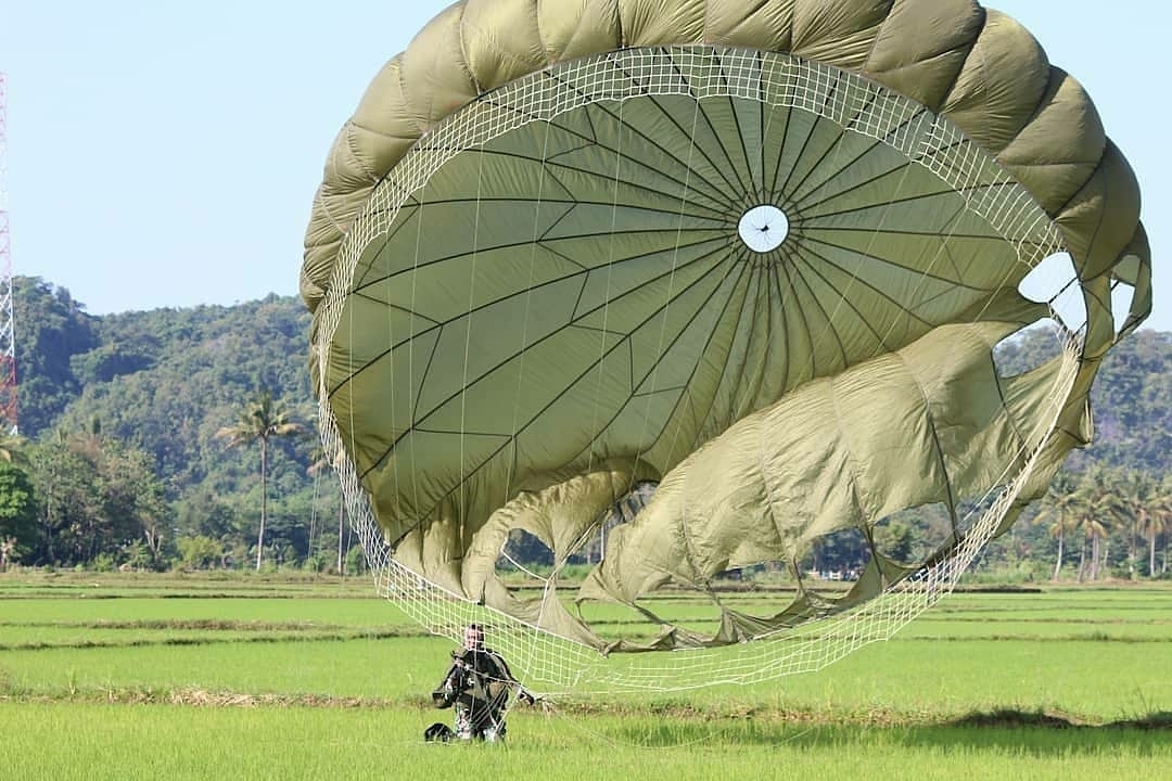 Detail Gambar Terjun Payung Militer Nomer 45