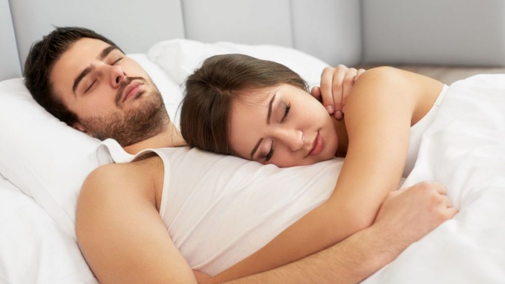 Gambar Tidur Suami Istri - KibrisPDR