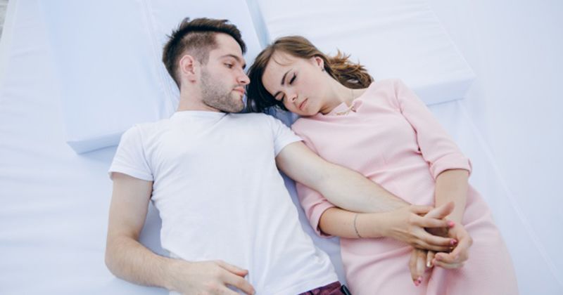 Detail Gambar Tidur Suami Istri Nomer 30