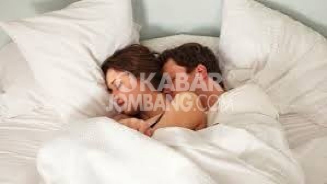 Detail Gambar Tidur Suami Istri Nomer 37