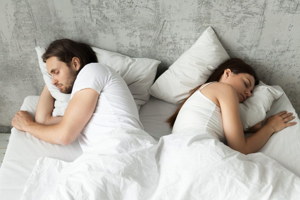 Detail Gambar Tidur Suami Istri Nomer 43