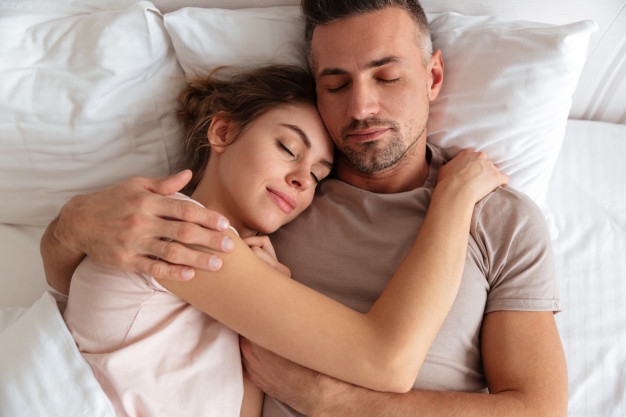 Detail Gambar Tidur Suami Istri Nomer 6