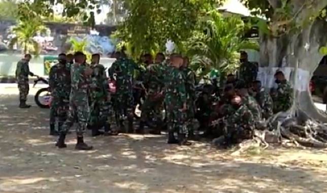 Detail Gambar Tni Dengan Orang Timur Nomer 32