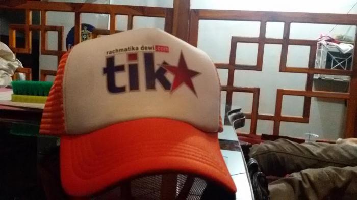 Detail Gambar Topi Di Atas Meja Nomer 5