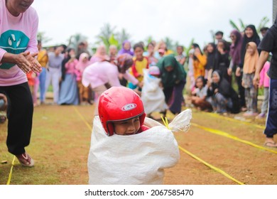 Detail Gambar Tradisional Sport Balap Karung Nomer 7