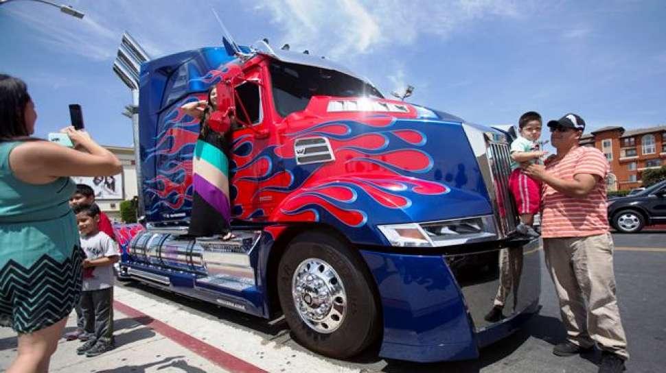 Detail Gambar Truk Optimus Prime Nomer 11