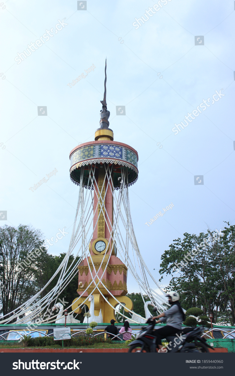 Detail Gambar Tugu Keris Siginjai Jambi Nomer 2