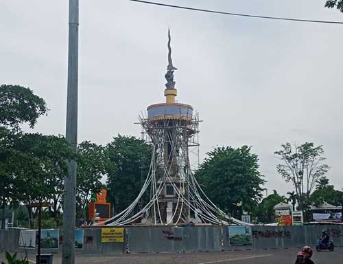 Detail Gambar Tugu Keris Siginjai Jambi Nomer 36