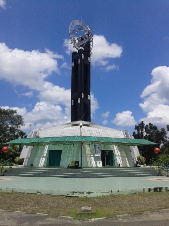 Detail Gambar Tugu Khatulistiwa Pontianak Nomer 29