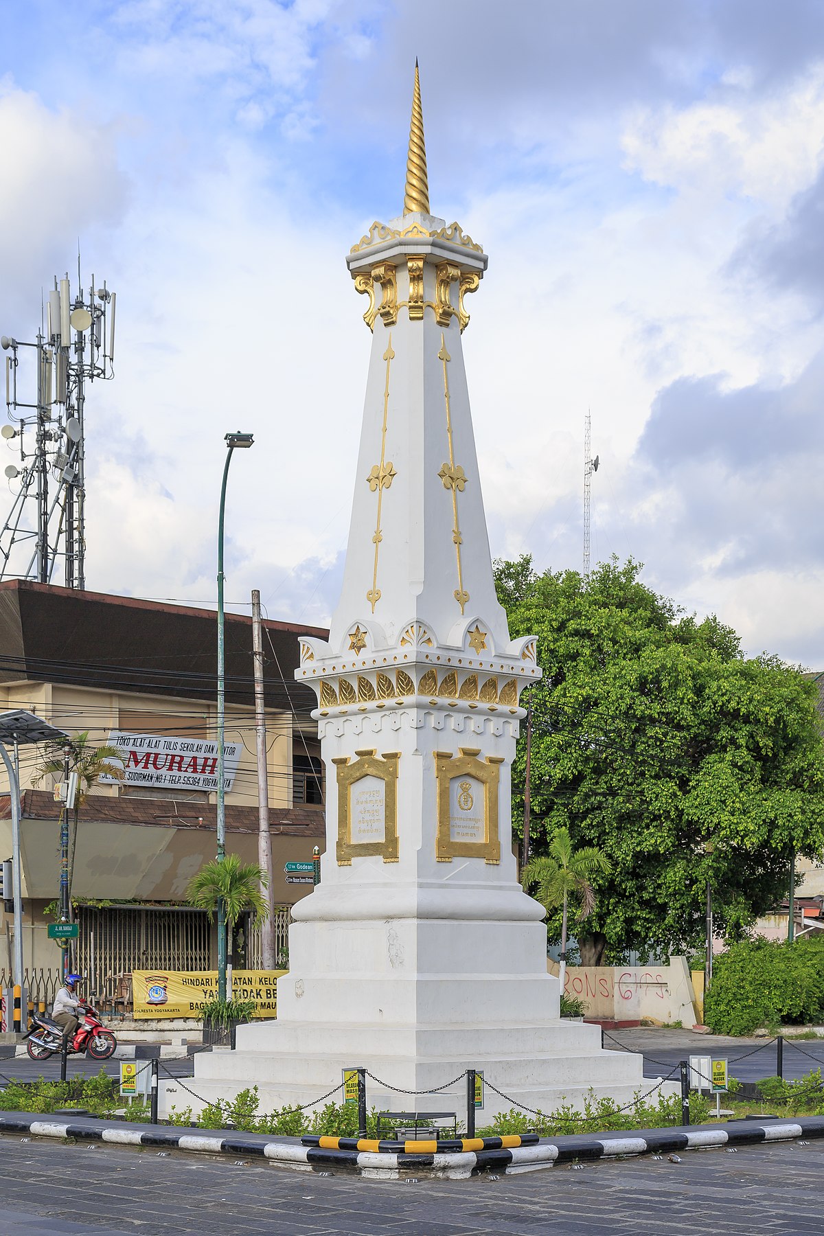 Detail Gambar Tugu Muda Hitam Putih Nomer 47