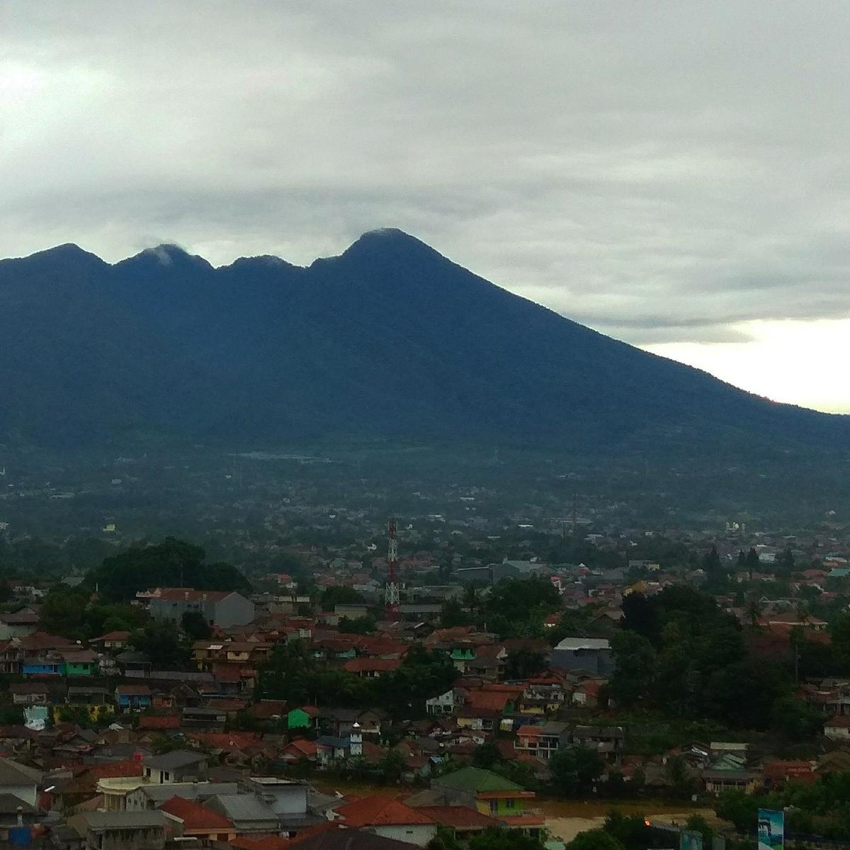 Detail Gambar Tugu Salak Di Sore Hari Nomer 30