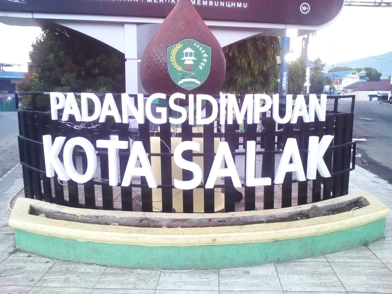 Detail Gambar Tugu Salak Di Sore Hari Nomer 35