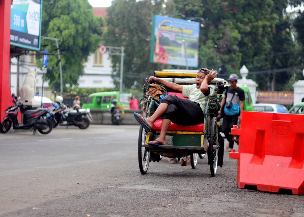 Detail Gambar Tukang Becak Ontel Nomer 14