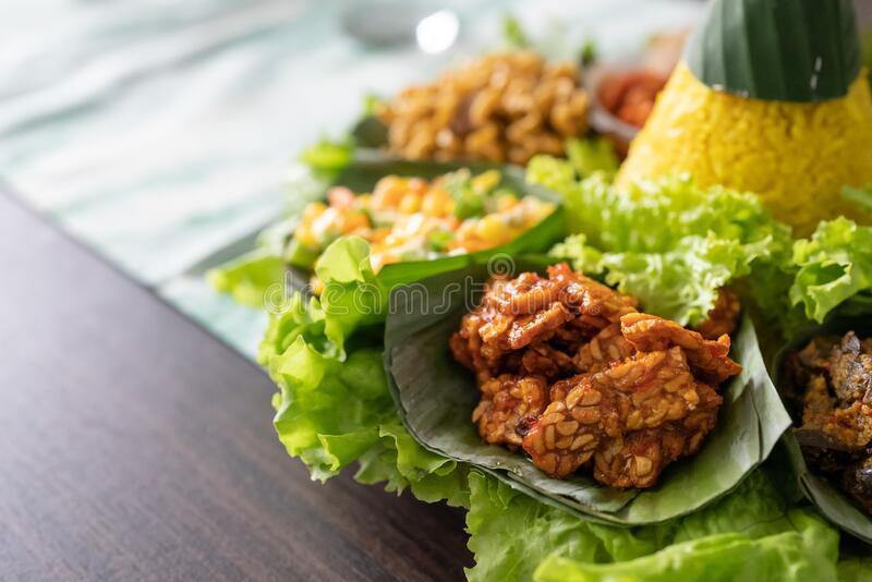 Detail Gambar Tumpeng Nasi Putih Urap Nomer 45