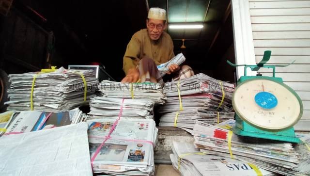 Detail Gambar Tumpukan Koran Jawa Pos Nomer 40