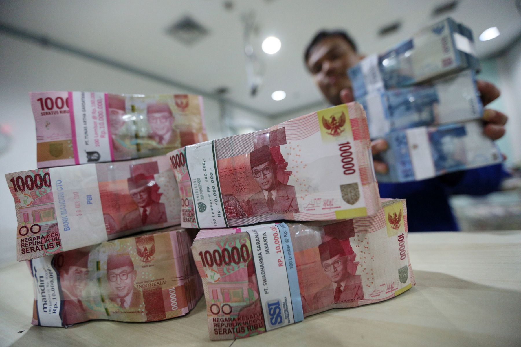 Detail Gambar Tumpukan Uang Rupiah Nomer 14