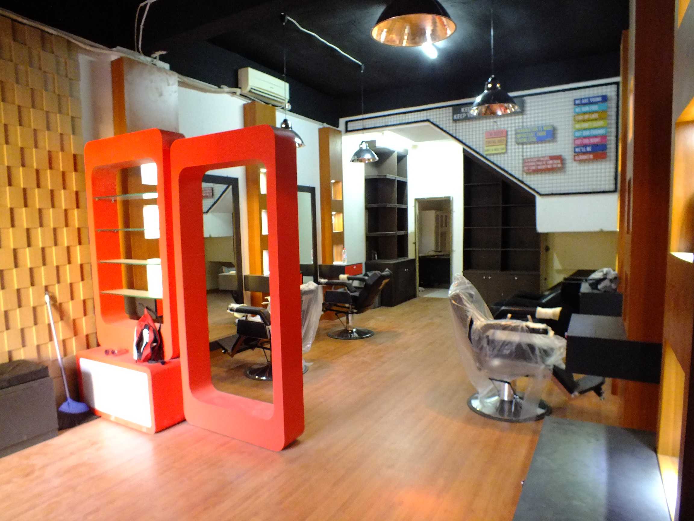 Detail Desain Barbershop Kayu Nomer 45