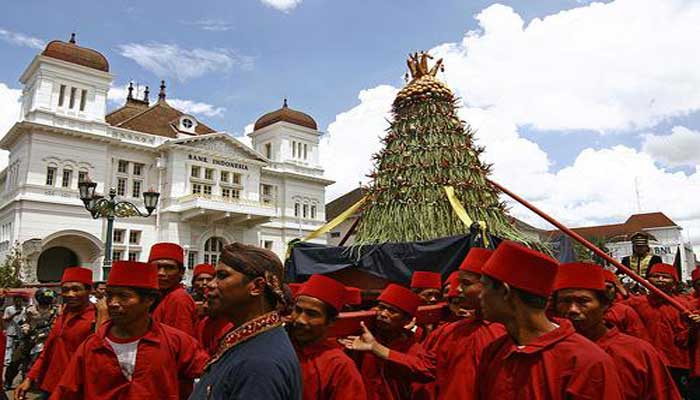 Detail Gambar Upacara Adat Di Indonesia Nomer 27