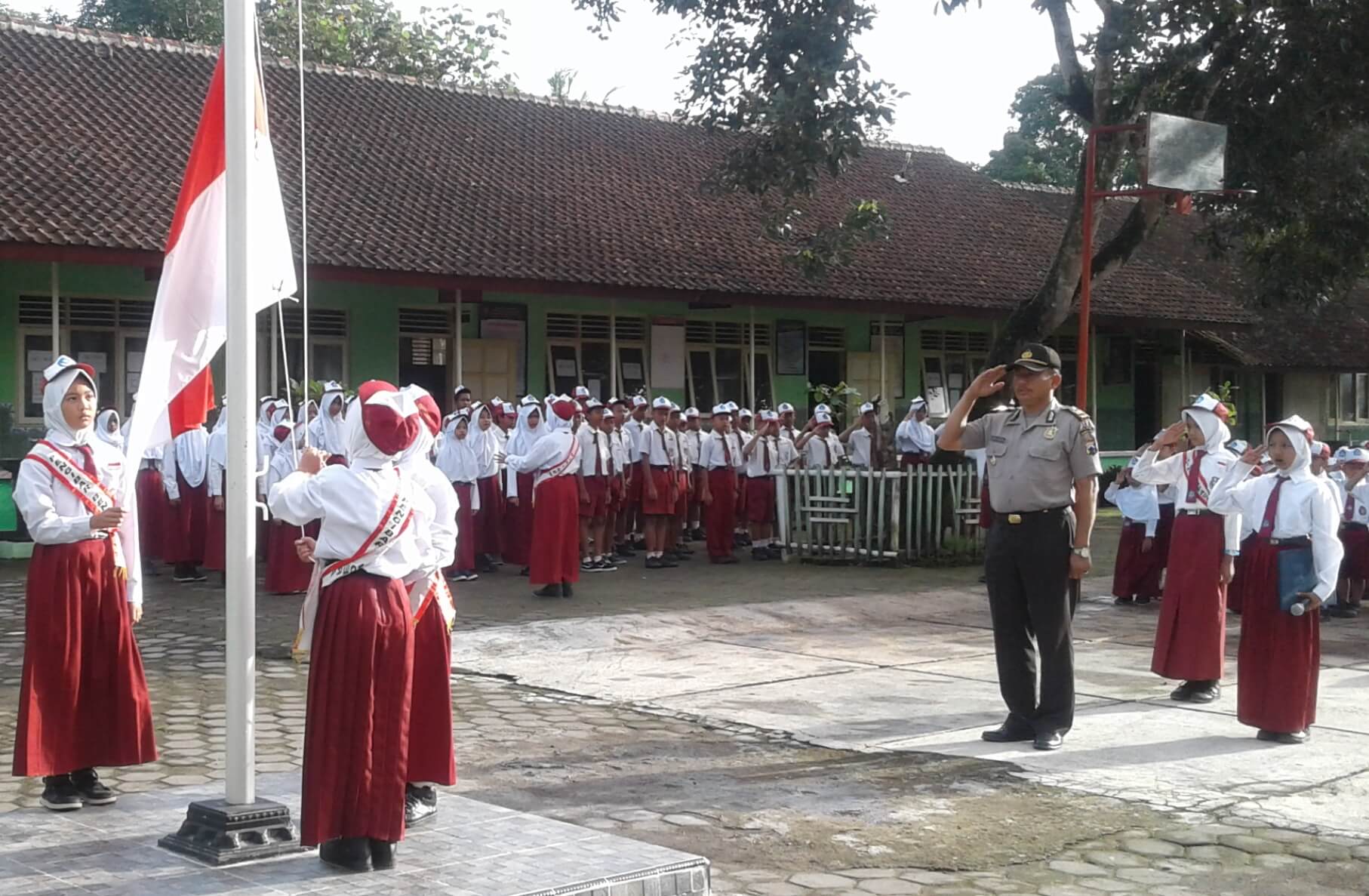 Detail Gambar Upacara Bendera Di Sekolah Nomer 4