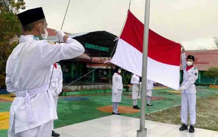 Detail Gambar Upacara Bendera Di Sekolah Nomer 24