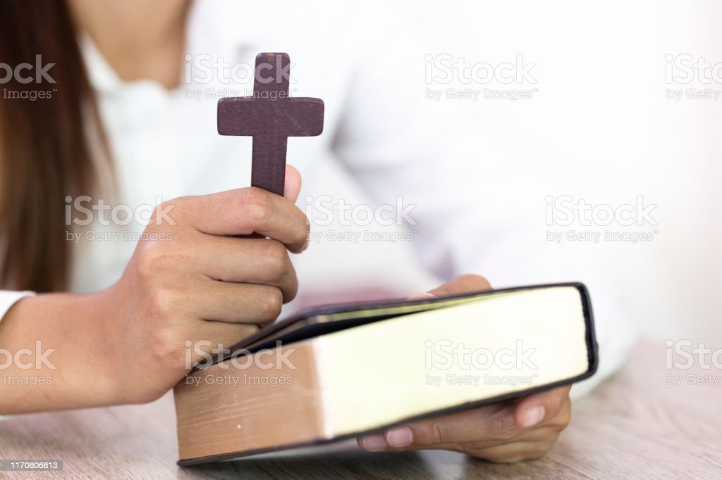 Detail Gambar Wanita Berdoa Kristen Nomer 6