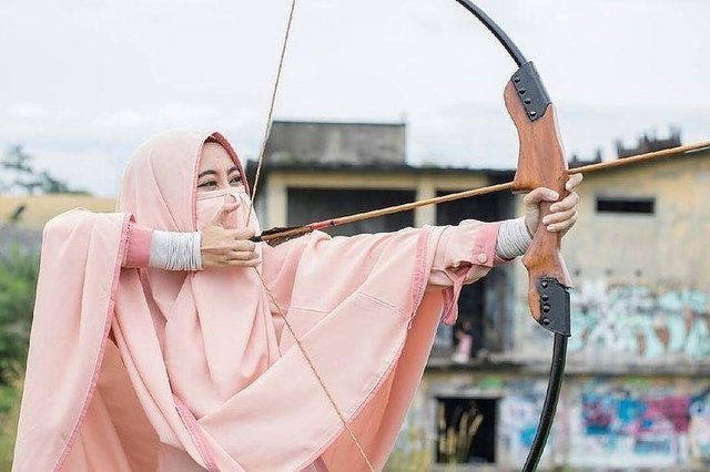 Detail Gambar Wanita Berhijab Memanah Nomer 24