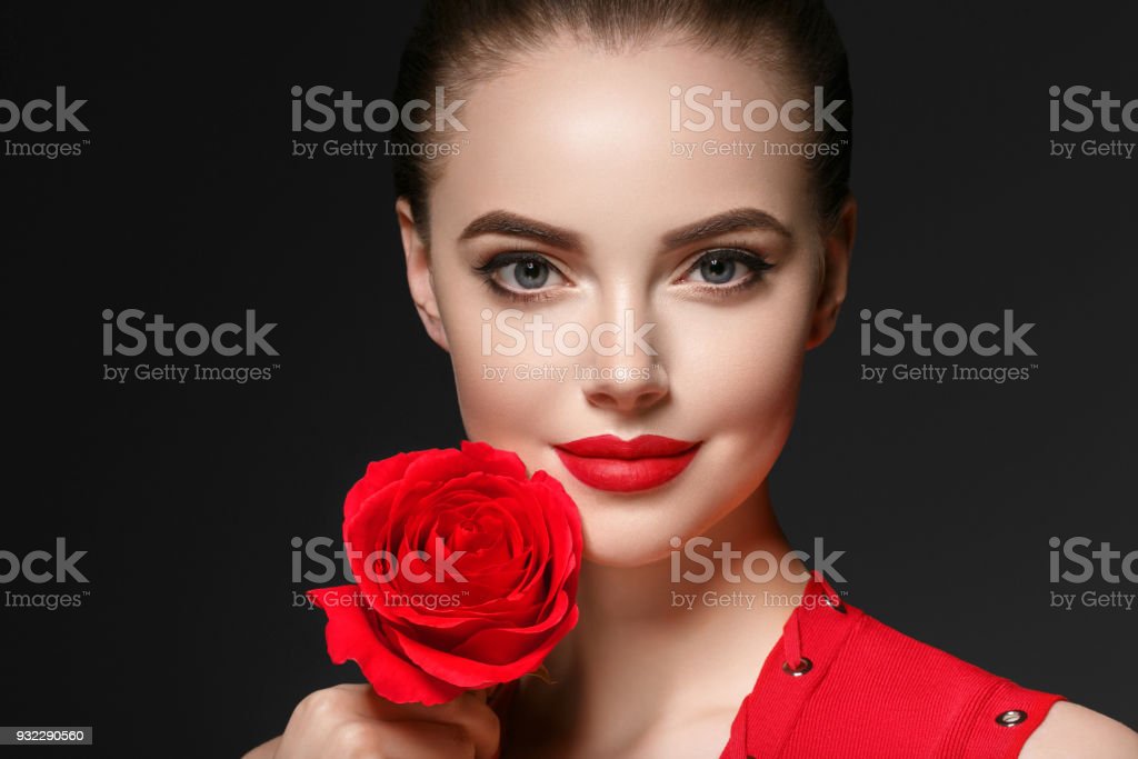 Detail Gambar Wanita Dan Bunga Mawar Nomer 28
