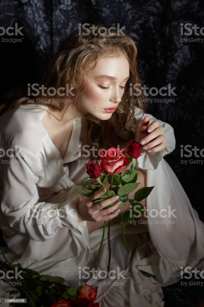Detail Gambar Wanita Dan Bunga Mawar Nomer 39
