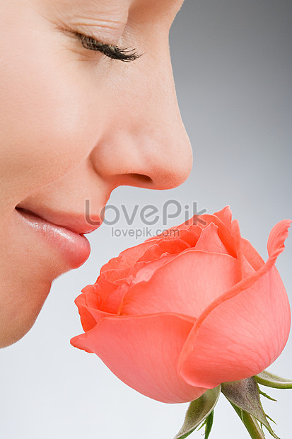 Detail Gambar Wanita Dan Bunga Mawar Nomer 49