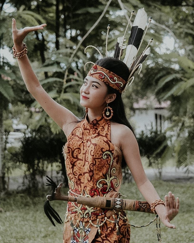 Detail Gambar Wanita Dayak Nomer 17