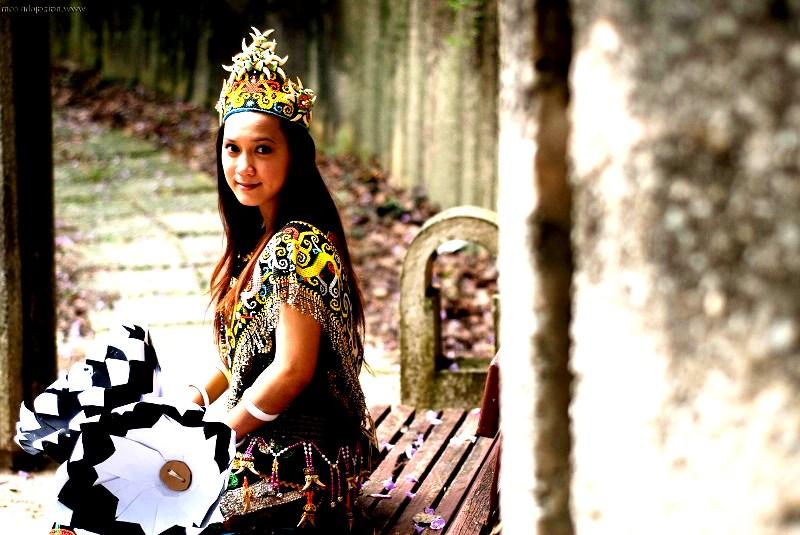 Detail Gambar Wanita Dayak Nomer 55